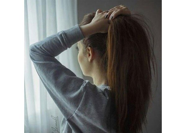  ژست عکاسی دخترانه در خانه برای پروفایل