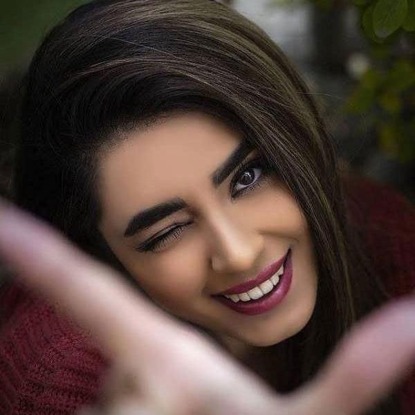  ژست عکاسی دخترانه در خانه برای پروفایل