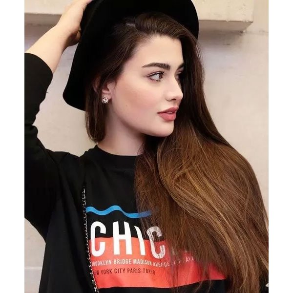  ژست عکاسی دخترانه در خانه برای پروفایل