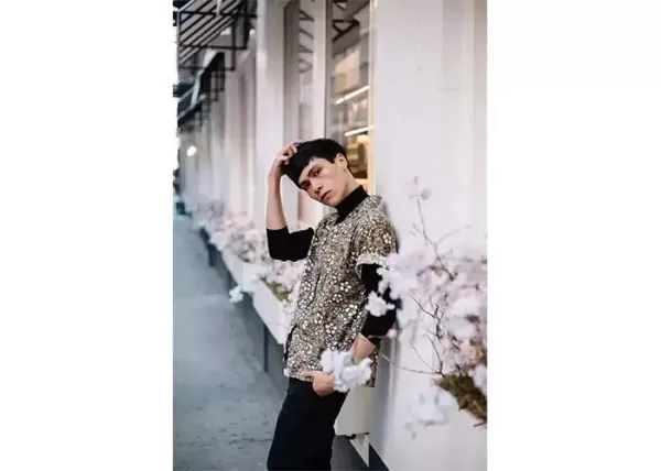  ژست عکاسی در خانه با گوشی پسرانه