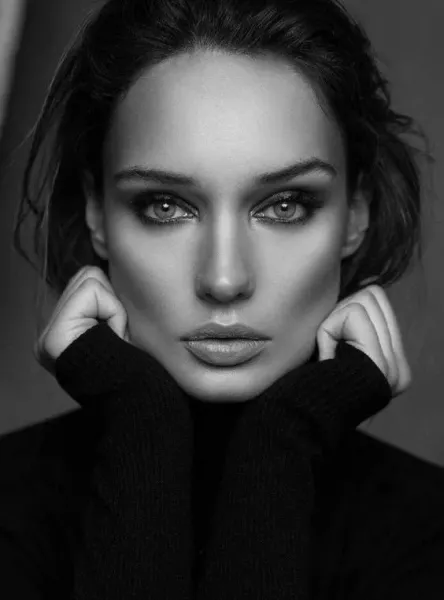  ژست عکس دخترانه سلفی نیمرخ