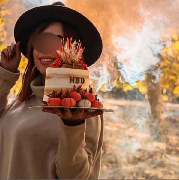 ژست عکس تولد در طبیعت با کیک