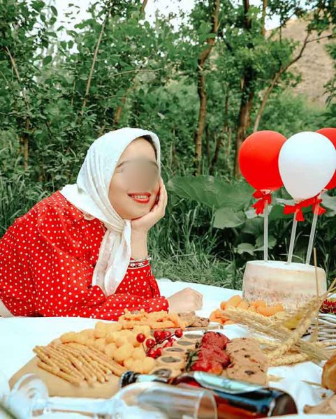 ژست عکس تولد در طبیعت با کیک