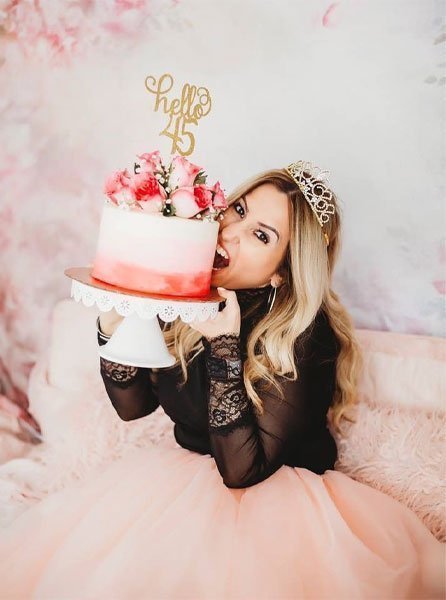 ژست عکس تولد با کیک در پارک