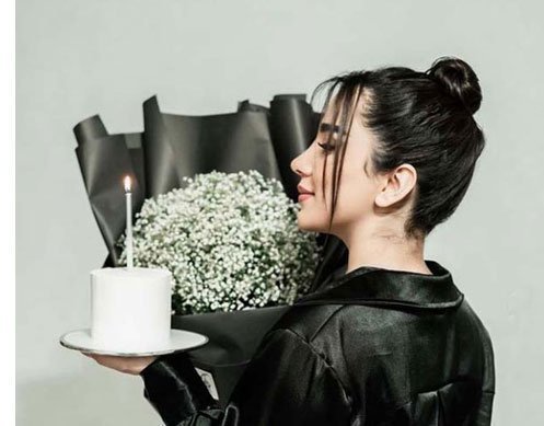 ژست عکس تولد با کیک در پارک