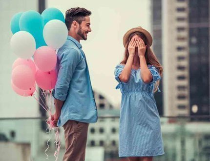 ژست عکس تولد با کیک در پارک