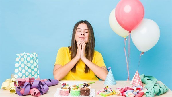 ژست عکس تولد با کیک در پارک