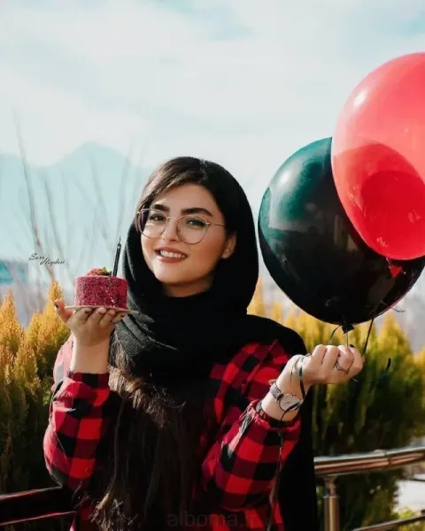ژست عکاسی در کافه برای تولد