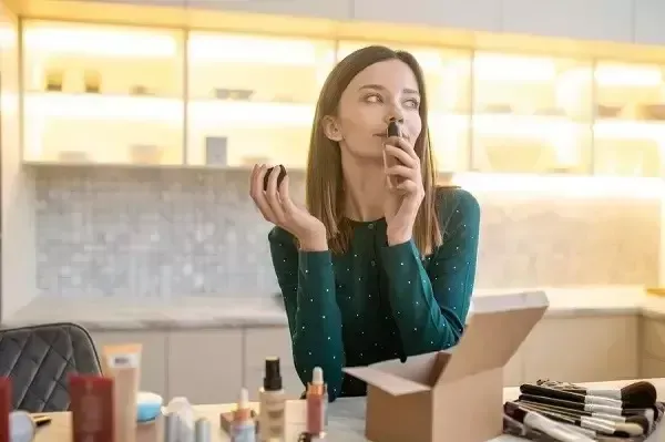  ژست عکاسی در ارایشگاه زنانه