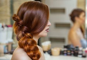  ژست عکاسی در ارایشگاه زنانه