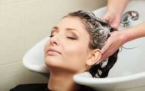  ژست عکاسی در ارایشگاه زنانه
