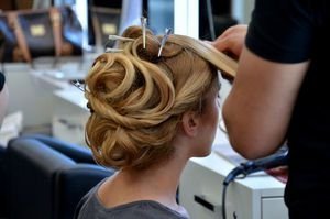  ژست عکاسی در ارایشگاه زنانه