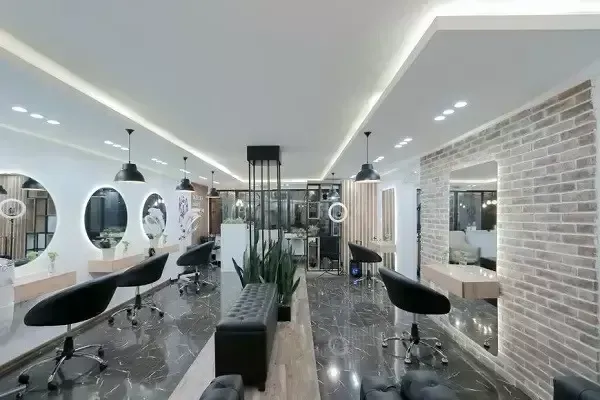  ژست عکاسی در ارایشگاه زنانه