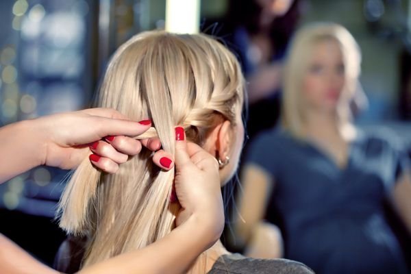  ژست عکاسی در ارایشگاه زنانه