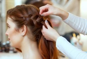  ژست عکاسی در ارایشگاه زنانه