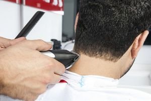  ژست عکاسی در ارایشگاه مردانه