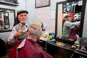  ژست عکاسی در ارایشگاه مردانه