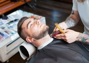  ژست عکاسی در ارایشگاه مردانه