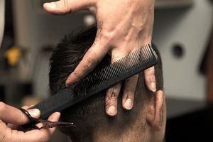  ژست عکاسی در ارایشگاه مردانه