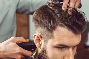  ژست عکاسی در ارایشگاه مردانه