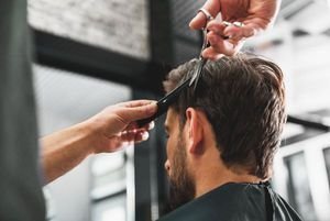  ژست عکاسی در ارایشگاه مردانه