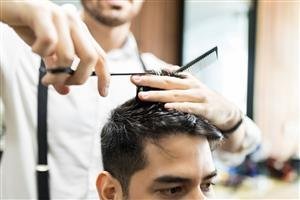  ژست عکاسی در ارایشگاه مردانه