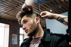  ژست عکاسی در ارایشگاه مردانه