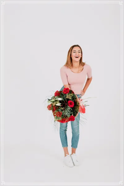  ژست عکس با دسته گل بزرگ