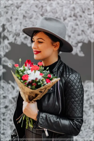  ژست عکس با دسته گل بزرگ