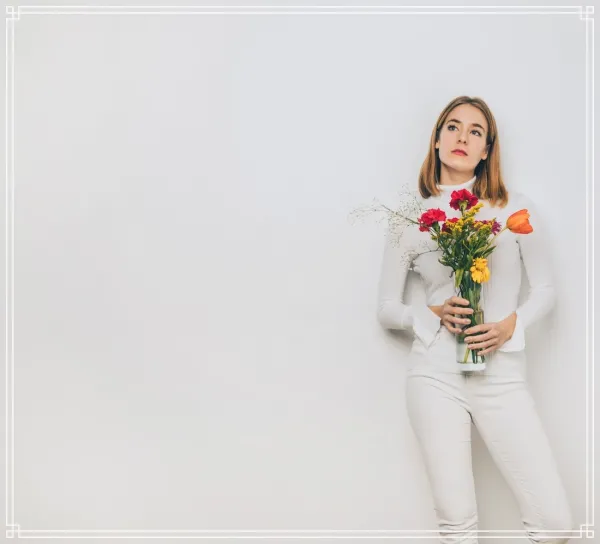  ژست عکس با گل در آینه