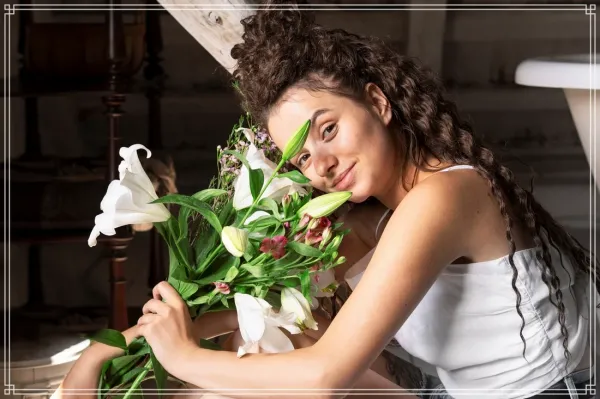 ژست عکس با گل در آینه