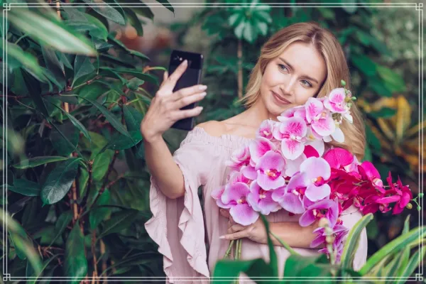 ژست عکس با گل در آینه