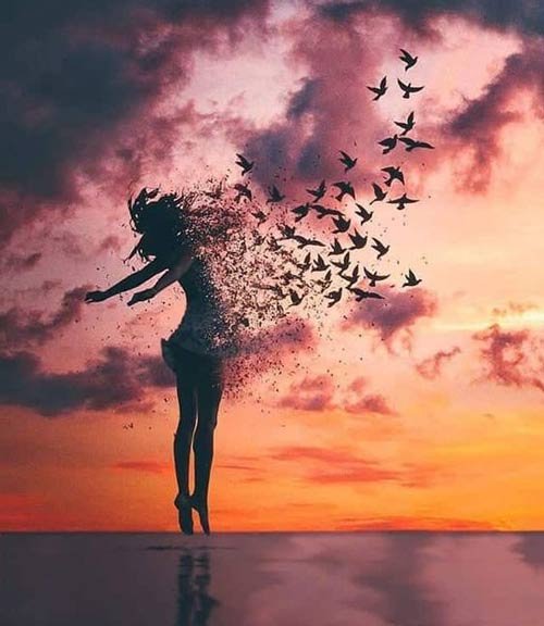  عکس ماه و دختر تنها