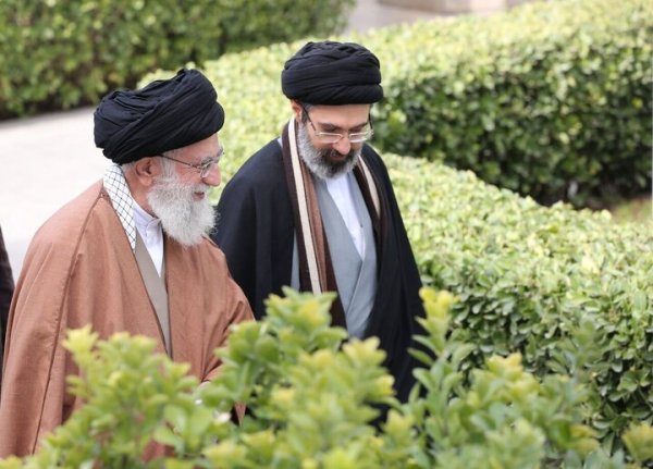 عکس رهبر شهید و رهبر جدید