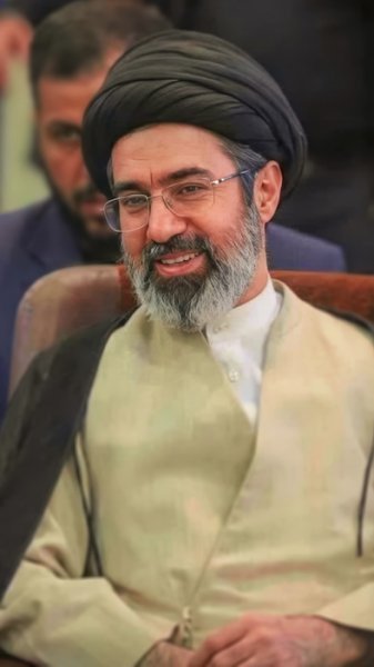 عکس سید مجتبی خامنه ای با تفنگ