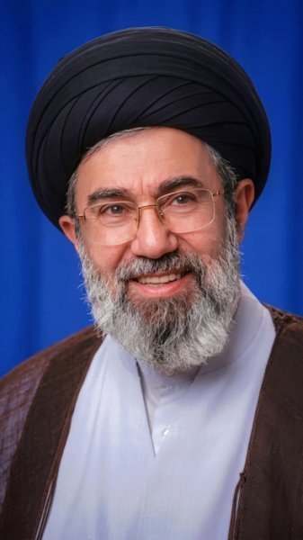 عکس سید مجتبی خامنه ای با تفنگ