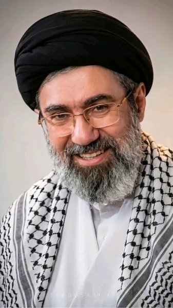 عکس سید مجتبی خامنه ای با تفنگ