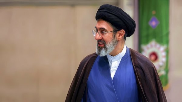 عکس سید مجتبی خامنه ای با تفنگ