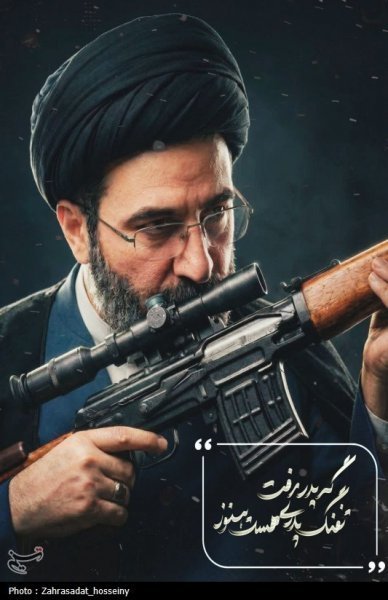 عکس سید مجتبی خامنه ای با تفنگ
