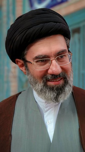 عکس سید مجتبی خامنه ای با تفنگ