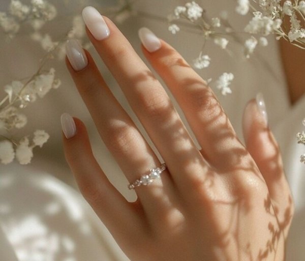  عکس ناخن شیری با فرنچ سفید