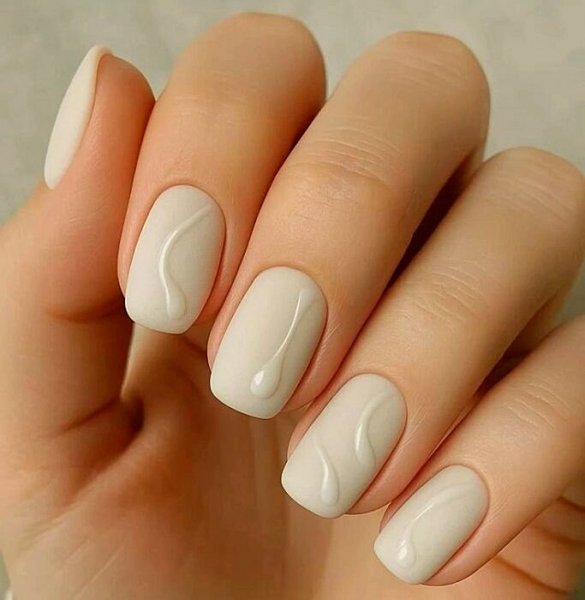  عکس ناخن شیری با فرنچ سفید