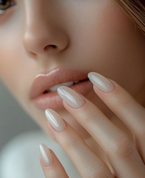  عکس ناخن شیری با فرنچ سفید