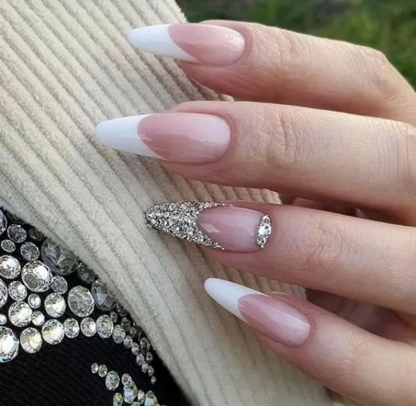  ناخن عروس سفید اکلیلی