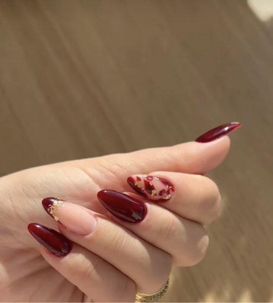 ناخن عروس قرمز