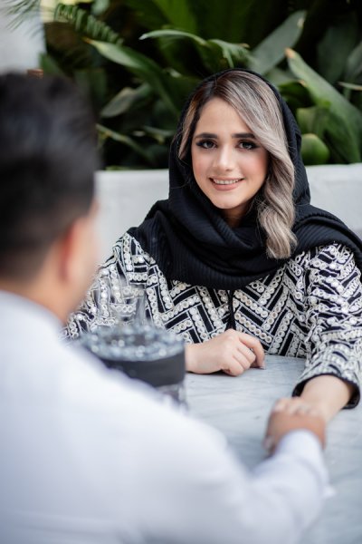  ژست عکس دونفره عاشقانه در اتلیه