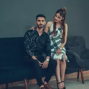  ژست عکس دونفره عاشقانه در اتلیه