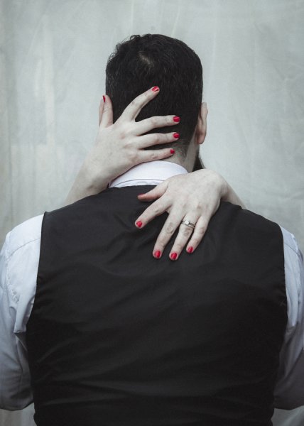  ژست عکس دونفره عاشقانه در اتلیه
