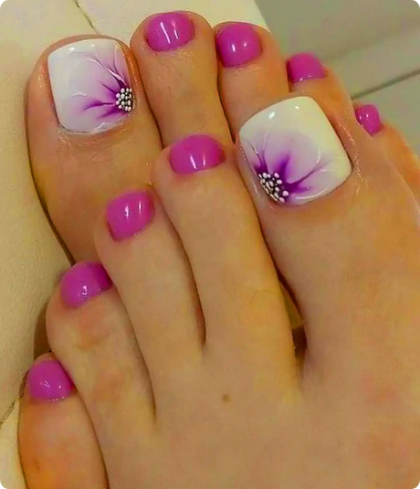 عکس پا دختر با لاک صورتی