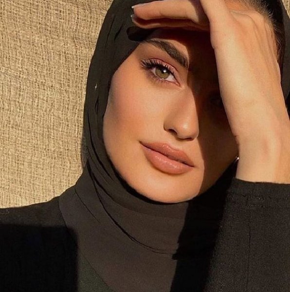 عکس دختر با حجاب لاکچری